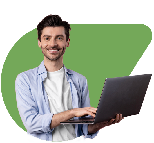 Homem sorrindo com notebook em mãos